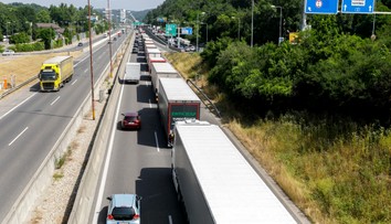 Hromadná nehoda za tunelom Sitina smerom do Petržalky komplikovala dopravu, vodiči hlásili hodinové zdržanie