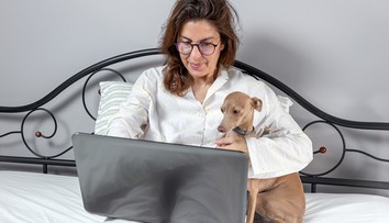 Ako oddeliť prácu od súkromia počas lockdownu? Zachovajte rutinu a choďte so psom von