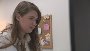 Petre zistili v detstve svalovú dystrofiu. Na internete odhaľuje úskalia choroby aj s humorom