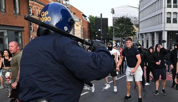 VIDEO: Veľké nepokoje v Británii. Dezinformácie po vražde troch dievčat spustili lavínu rasizmu a násilia