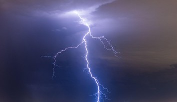 Nad jazerom udrie až 30 bleskov za minútu. Prebieha tam nekonečná búrka