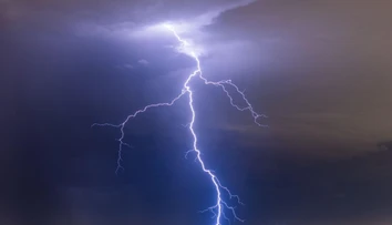 Nad jazerom udrie až 30 bleskov za minútu. Prebieha tam nekonečná búrka