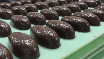 Vianočné figúrky už koncom leta: Linka v Olomouci už chŕli milióny kusov sladkostí