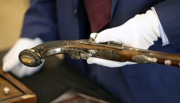 Chcel sa nimi zastreliť. Napoleonove pištole vydražili za astronomickú čiastku