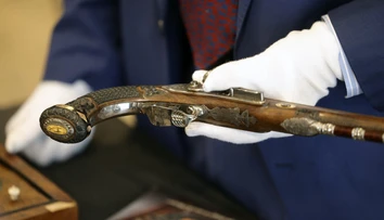 Chcel sa nimi zastreliť. Napoleonove pištole vydražili za astronomickú čiastku
