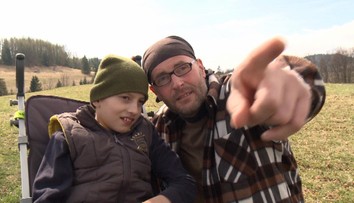 Má desať rokov a detskú obrnu. Pochodil však toho viac než ktokoľvek iný