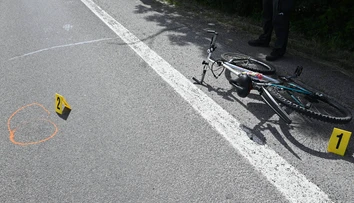 Kuriózna nehoda pri Liptovskom Mikuláši. Opitý cyklista spadol na autobus
