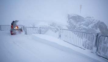 V Alpách napadli desiatky centimetrov snehu. Pod najvyšším vrchom Nemecka uviazlo 29 horolezcov