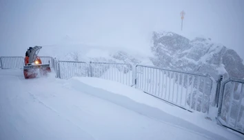 V Alpách napadli desiatky centimetrov snehu. Pod najvyšším vrchom Nemecka uviazlo 29 horolezcov