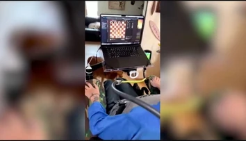 VIDEO: Pacient, ktorý má v mozgu čip od Neuralinku, hral šach na počítači len pomocou mysle
