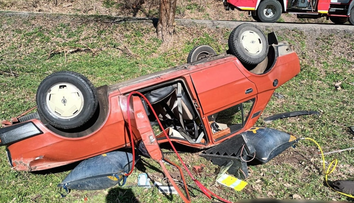 Tragická nehoda neďaleko Jedľových Kostolian. Auto so starším manželským párom skončilo na streche, žena neprežila