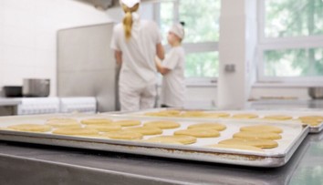 Zákusky od šikovnej susedy či kamarátky. Nelegálne výrobne štát ročne pripravia o milióny eur