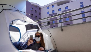 FOTO: Bizarný inzerát: Žena ponúka prenájom stanu na jej balkóne za 480 eur