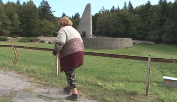 Návštevníci Dukly neskrývajú sklamanie. Jeho okolie chátra a chodníky sa rozpadávajú