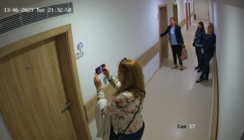 Príbuzní klientov Alzheimercentra sú pobúrení. Po divnej kontrole zvažujú odchod zo zariadenia