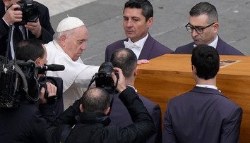 Cirkev sa rozlúčila s emeritným pápežom Benediktom XVI. Pochovali ho v hrobke jeho predchodcu Jána Pavla II.