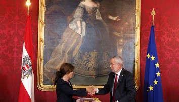 Rakúsky prezident vymenoval dočasnú vládu, povedie ju prvá kancelárka v histórii krajiny