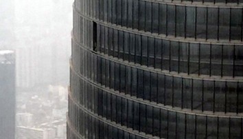 Dráma. Zo 76. poschodia mrakodrapu vypadol sklenený panel