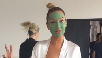 Sia predbehla fotografov. Vyhrážali sa jej, tak nahú fotku zverejnila sama