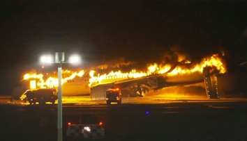 VIDEO: Pozrite si okamih nárazu a explózie japonského lietadla s vyše 350 ľuďmi na palube
