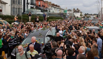 GALÉRIA: So zosnulou speváčkou Sinéad O'Connor sa v uliciach lúčili tisícky ľudí