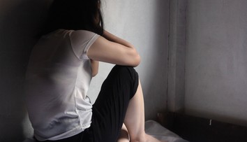 Zverstvo najhrubšieho zrna: Matka mala väzniť dcéru ako zviera a ponúkať ju na sex za vodku