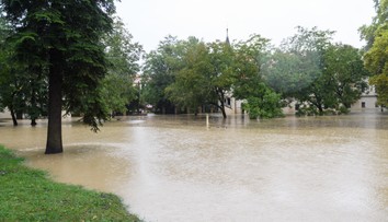 Školy v Bratislavskom a Trnavskom kraji udeľujú žiakom riaditeľské voľno. EUBA posúva začiatok semestra