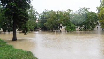 Školy v Bratislavskom a Trnavskom kraji udeľujú žiakom riaditeľské voľno. EUBA posúva začiatok semestra
