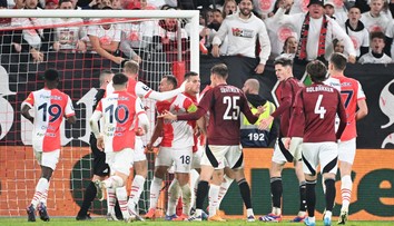 Haraslín opäť vymyslel gólovku, pražské derby však ukoristila Slavia. Sparte sa vzdialila vedúca priečka