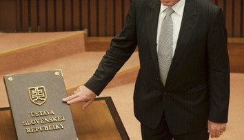 Plénum si minútou ticha pripomenulo zosnulého exposlanca Jána Zvonára