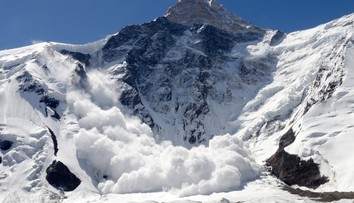Skupinu tínedžerov zasypala lavína v Tirolsku, 14-ročný chlapec neprežil