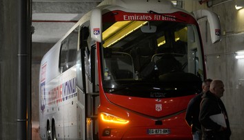 Dráma vo Francúzsku: Fanúšikovia Marseille zaútočili na autobus súpera. Tréner je zranený