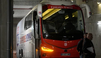 Dráma vo Francúzsku: Fanúšikovia Marseille zaútočili na autobus súpera. Tréner je zranený