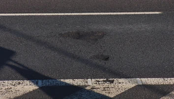 Preseknuté pneumatiky aj zlomené nápravy. Na diaľnici pod Tatrami sme našli obrovské výtlky