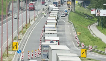 V tuneli Sitina sa zrazili štyri autá, vodiči stáli vo veľkej kolóne