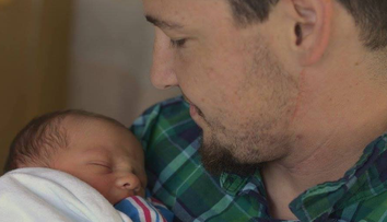 Žena nemohla otehotnieť. Dieťa preto porodil otec