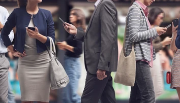 Francúzska dedinka prišla s prekvapivým zákazom. Ľudia na verejnosti nemôžu používať mobil
