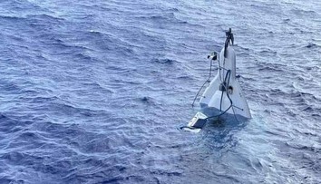 Zázrak: Námorníka našli na mori po dvoch dňoch, visel na potápajúcej sa lodi