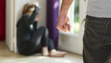 Násilie v rodinách je čoraz brutálnejšie. Väčšina Slovákov si myslí, že žena má s tyranom ostať, aj keď útočí na deti