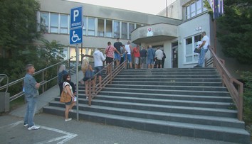 Tortúra v Nitre: Kto si chce prihlásiť či odhlásiť auto, musí stávať za svitu