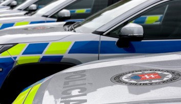 Policajti už nenabíjajú iba zbrane, ale aj autá. Na oddeleniach v týchto dňoch pribúdajú nabíjacie stanice