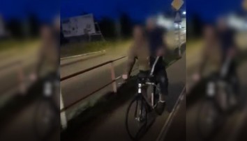 VIDEO: Takto sa deti na bicykli nevozia. Otec v Trnave ohrozil život syna nebezpečnou jazdou