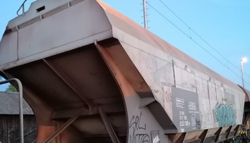 Dve deti v Malackách vyliezli na odstavený vlak. Zasiahol ich elektrický prúd