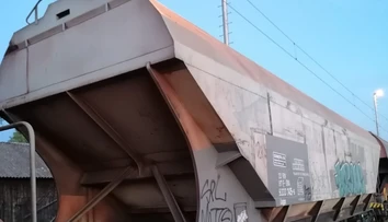 Dve deti v Malackách vyliezli na odstavený vlak. Zasiahol ich elektrický prúd