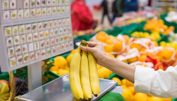 Ľudia našli spôsob, ako ušetriť peniaze na ovocí. Tento trik vyzerá veľmi bizarne