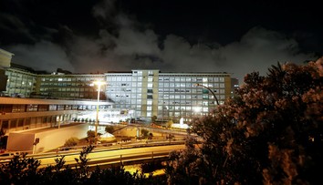 Pápež sa po operácii cíti dobre, v nemocnici zostane asi týždeň