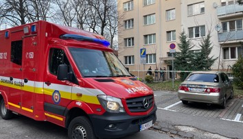 V byte v Bratislave našli dvoch mŕtvych mužov a zranenú ženu