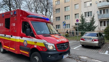 V byte v Bratislave našli dvoch mŕtvych mužov a zranenú ženu
