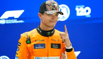 Aha, kde som bol včera a kde dnes. V Singapure sa môže stať veľa, sľúbil Verstappen. Norrisovi však pozeral na chrbát