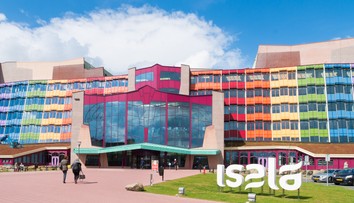 Gynekológ používal pri umelom oplodnení vlastné spermie bez vedomia žien. Splodil najmenej 17 detí